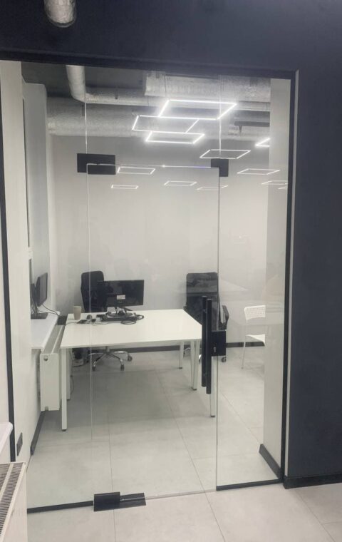 Скляна перегородка
